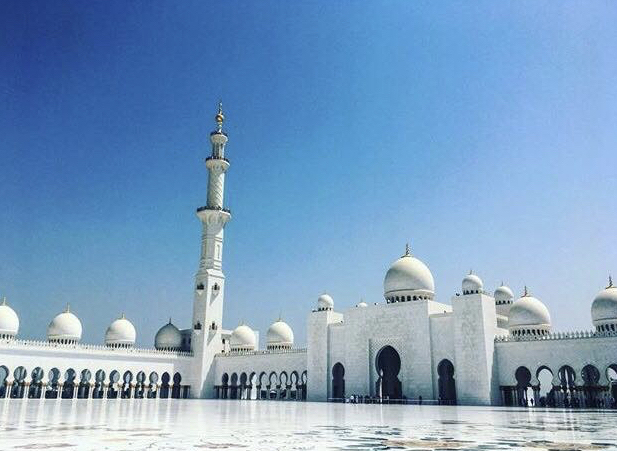 Grande Moschea di Abu Dhabi in un giorno