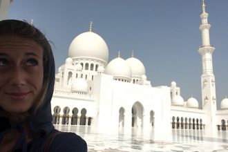 io e la Grande Moschea di Abu Dhabi durante il mio viaggio negli Emirati Arabi Uniti